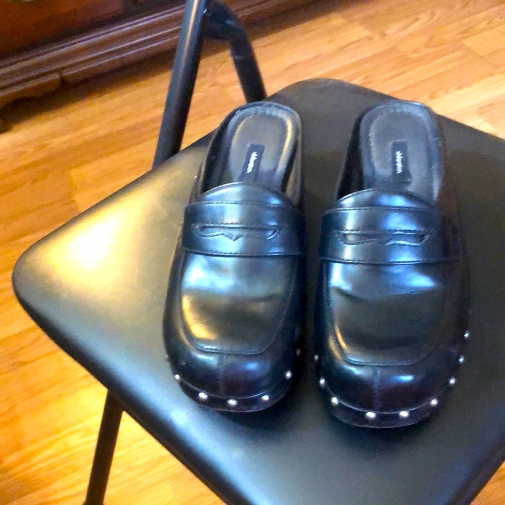 Size 8.5 xhilaration Clogs